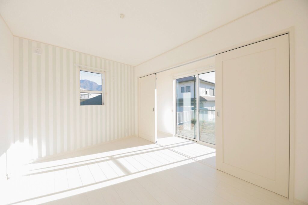 匠平家が山梨県で施工した、ストライプ壁と室内干しスペースを備えた平屋住宅の洋室