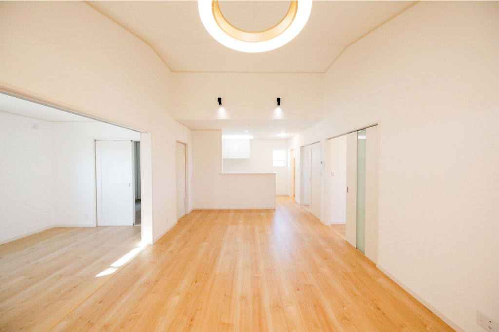 匠平家が山梨県で施工した、木目フローリングと勾配天井が特徴の平屋住宅