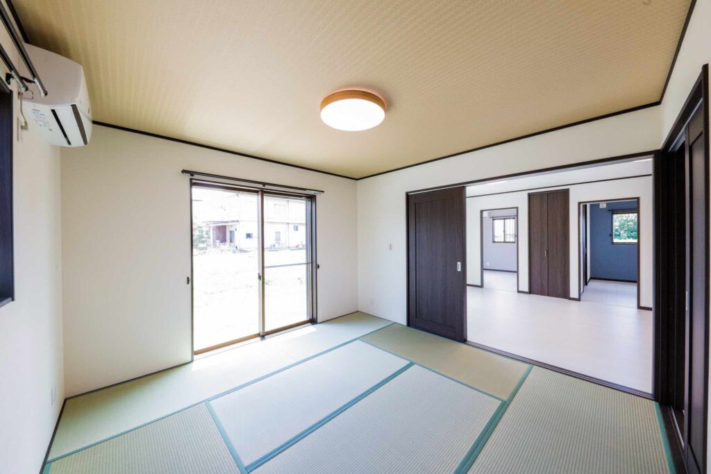 当社が山梨県で施工した、畳敷きの和室と引き戸を備えた山梨平屋住宅の施工事例
