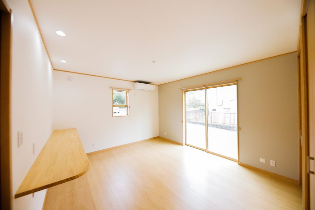 山梨平屋専門店が施工した、壁付けカウンターと大きな窓を備えた平屋住宅の居室