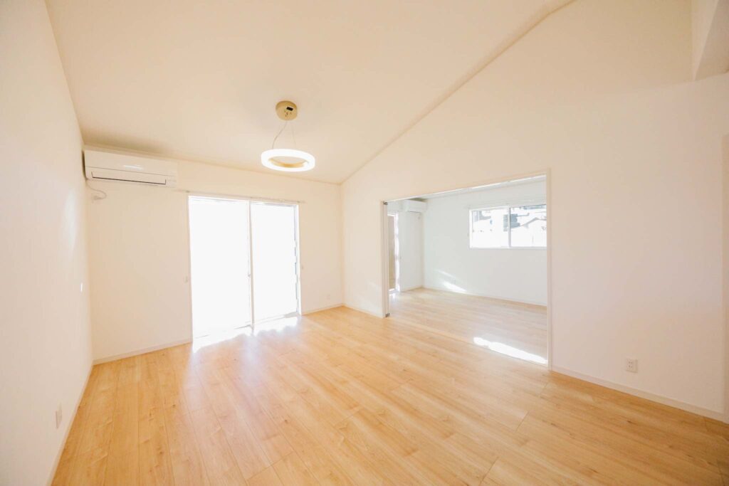 勾配天井と大開口の窓が特徴の明るいLDK。山梨平屋専門店の施工事例。