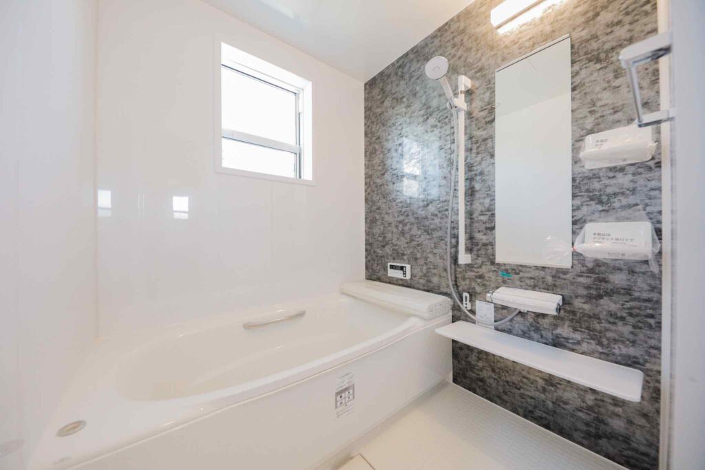 山梨平屋専門店の施工事例｜窓付きで明るい浴室とアクセントパネルのあるバスルーム