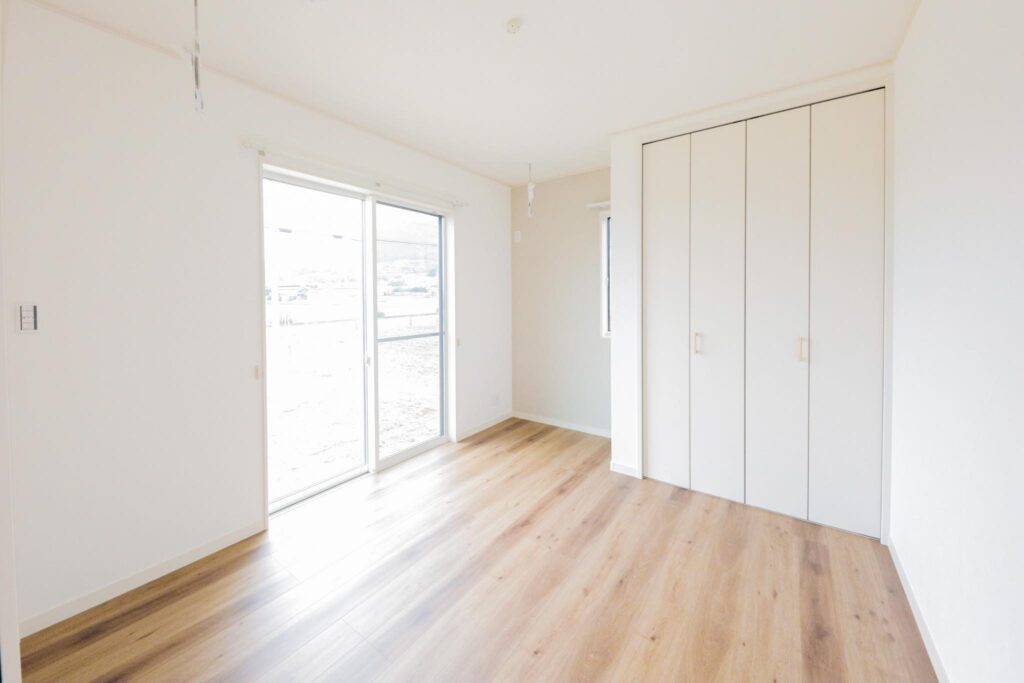 山梨平屋専門店の施工事例｜室内物干しフックを備えた明るい個室の写真