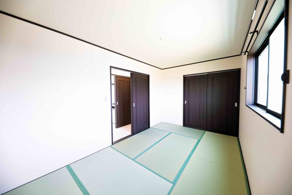 山梨平屋住宅の施工事例。落ち着いた雰囲気の和室と収納付き空間が特徴の和室スペース。