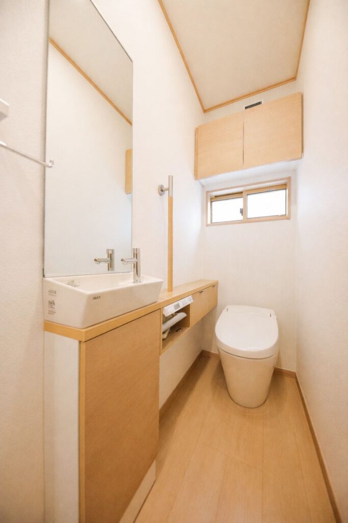 山梨平屋住宅の施工事例紹介ブログバナー|収納付き手洗いを備えた明るく清潔感のあるトイレ空間