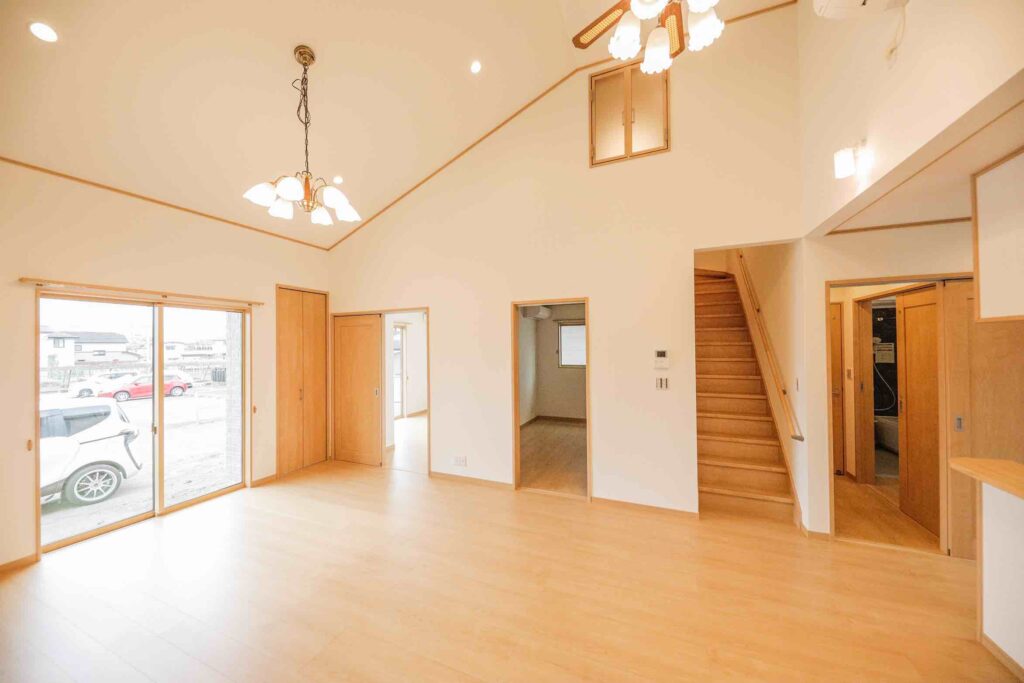 山梨平屋住宅の施工事例｜階段で上がれるロフト（小屋裏空間）がある開放的なリビング