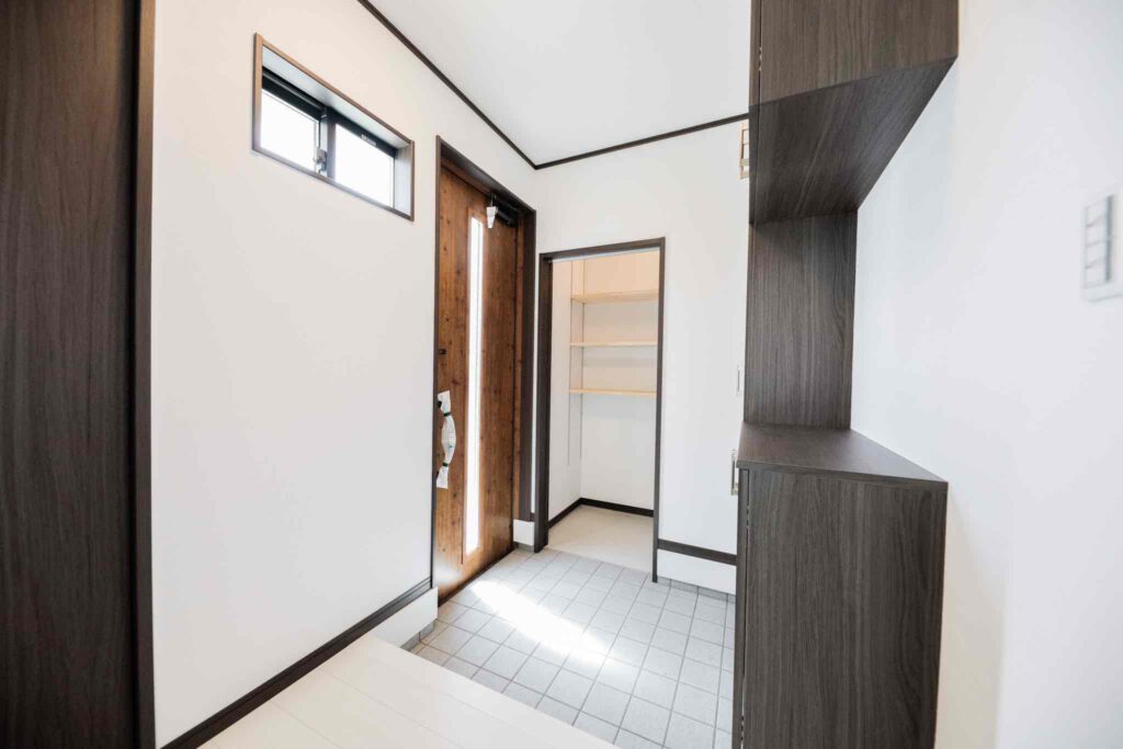 山梨で建てた平屋住宅の施工事例。土間収納付きの玄関で、生活感を抑えたすっきり動線が特徴。