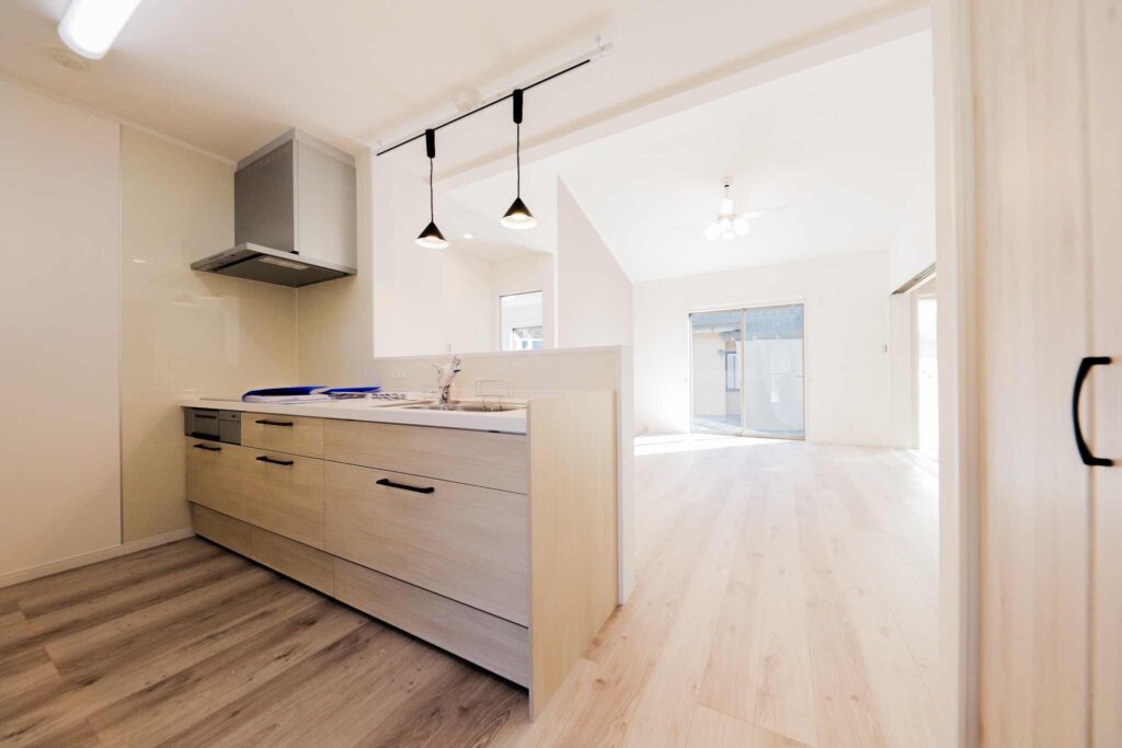 山梨平屋住宅の施工事例｜対面キッチンと勾配天井のある明るいLDK空間