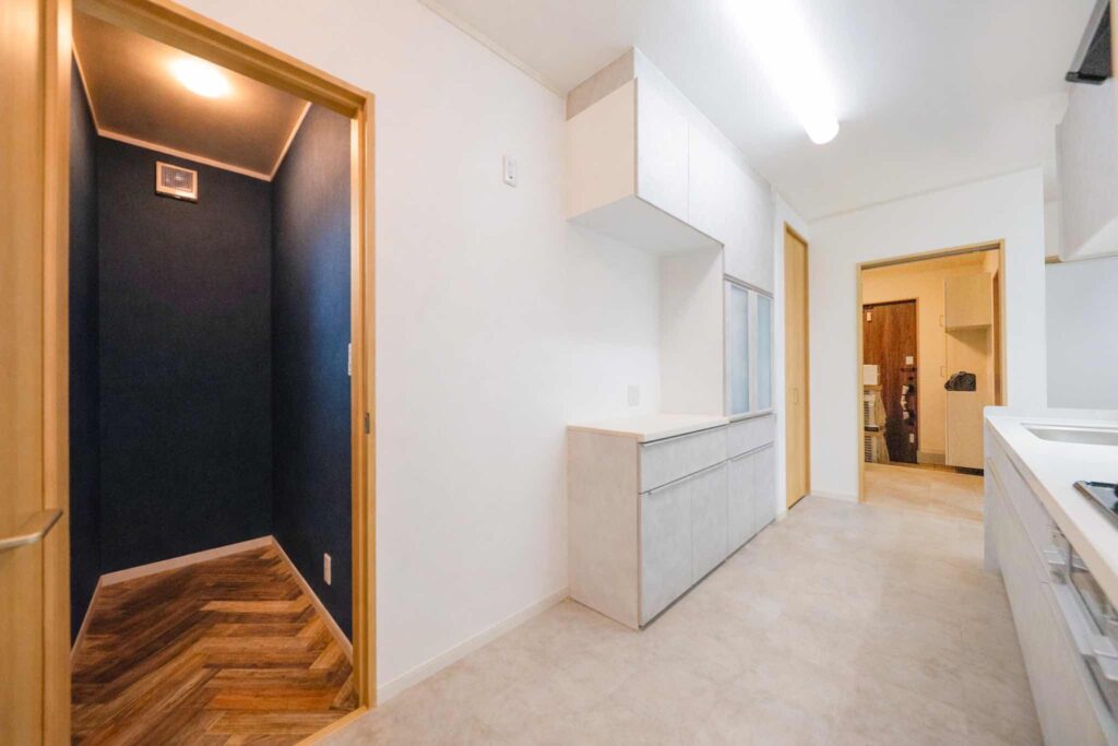 山梨平屋専門店 匠平家の施工事例｜キッチン横にパントリーを設けた収納充実の平屋住宅