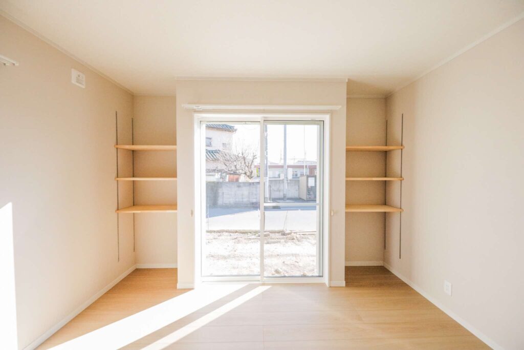 山梨平屋専門店 匠平家の施工事例紹介｜可動棚収納と大きな窓のある多用途に使える一室