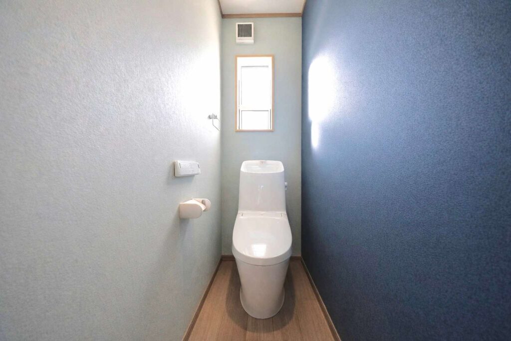 山梨平屋専門店 匠平家の施工事例｜アクセントクロスを取り入れたコンパクトで快適なトイレ空間