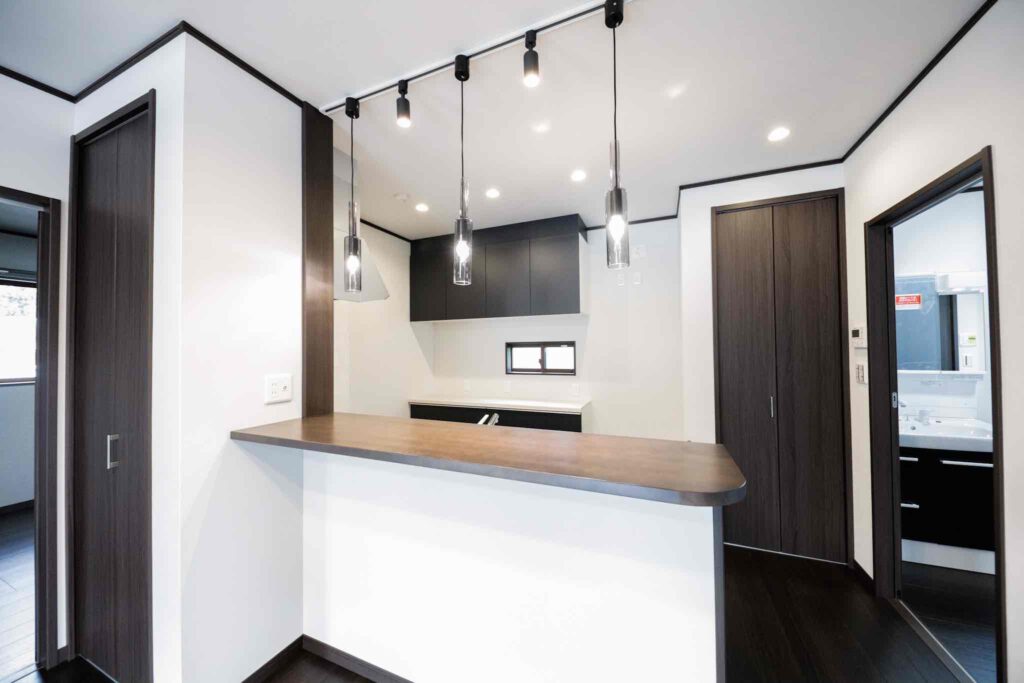 山梨平屋専門店 匠平家の施工事例|カウンターキッチンとパントリーを備えた家事動線の良い平屋住宅