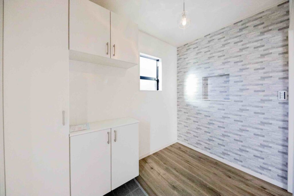 山梨平屋専門店 匠平家の施工事例|収納とアクセントクロスで整えた玄関空間