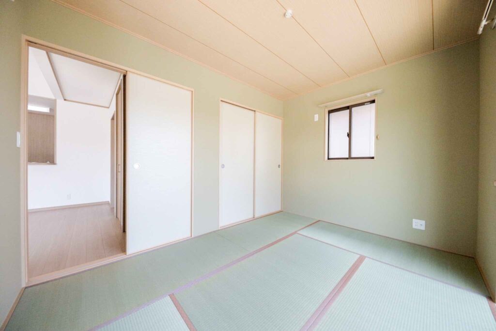 グリーンの壁紙と畳を採用した山梨平屋住宅の和室施工事例