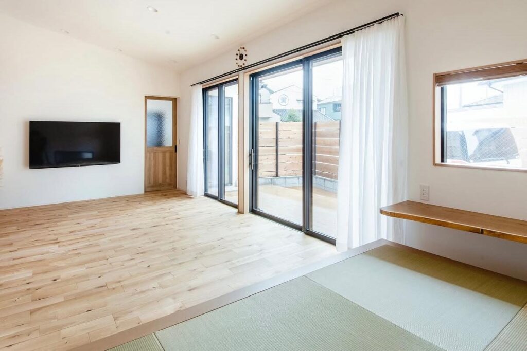 山梨平屋住宅のリビングとつながる畳スペース施工事例