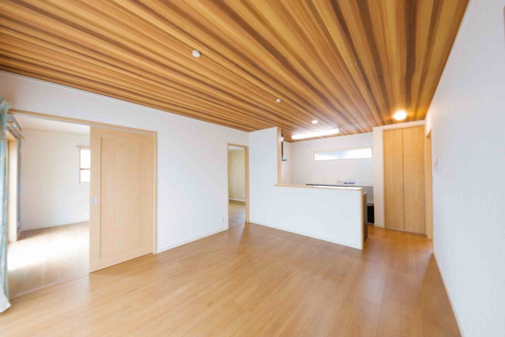 木目天井と対面キッチンが魅力の山梨平屋住宅LDK施工事例