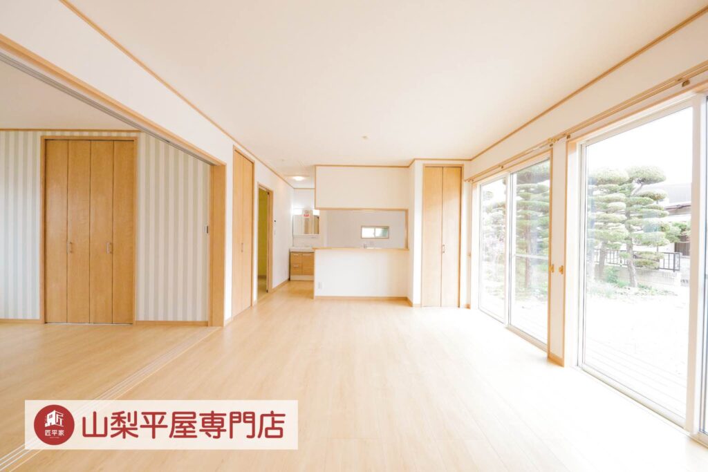 山梨平屋住宅の窓から庭を楽しめるリビング施工事例
