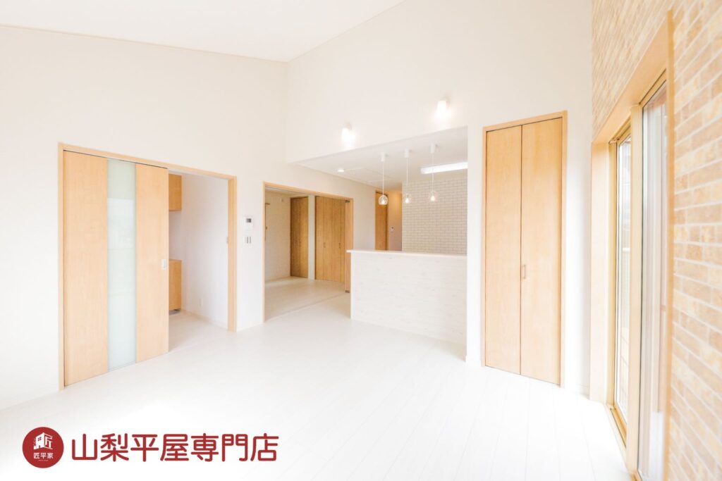 山梨平屋住宅の勾配天井リビング施工事例
