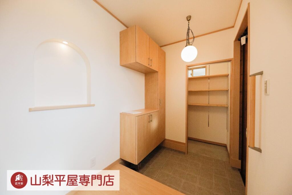 山梨平屋住宅の玄関ニッチ施工事例