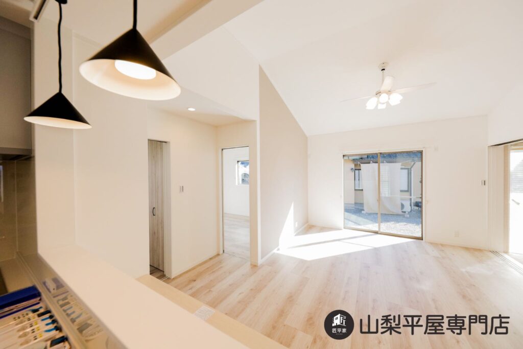 山梨平屋住宅の勾配天井LDK施工事例