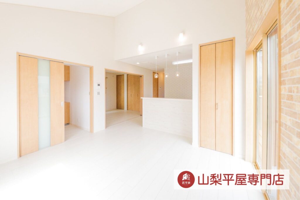 木目の室内ドアと床材を組み合わせた山梨平屋住宅の内装
