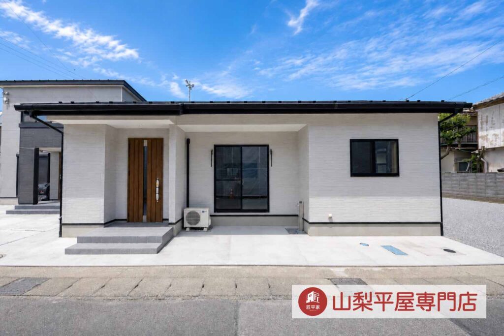 木目調の玄関ドアを採用した山梨平屋住宅の外観施工事例