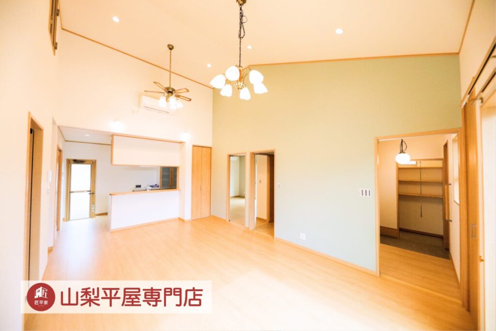 アクセントクロスを取り入れた山梨平屋住宅のLDK施工事例