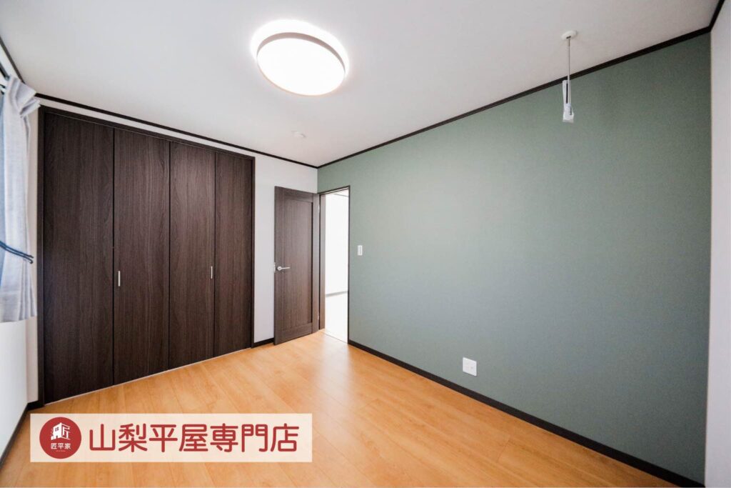 アクセントクロスでコーディネートした山梨平屋住宅の寝室施工事例