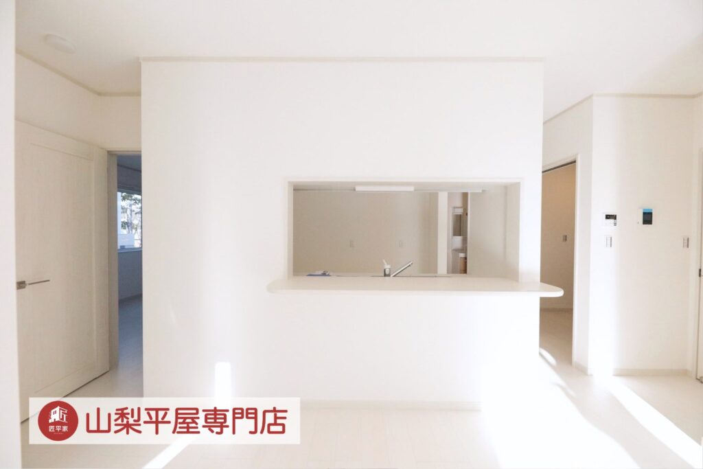 大きな開口とカウンターでキッチンとLDKをつないだ山梨平屋住宅の施工事例