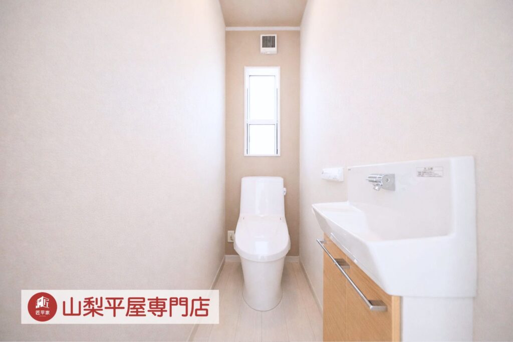 アクセントクロスを使用したトイレの自社施工写真