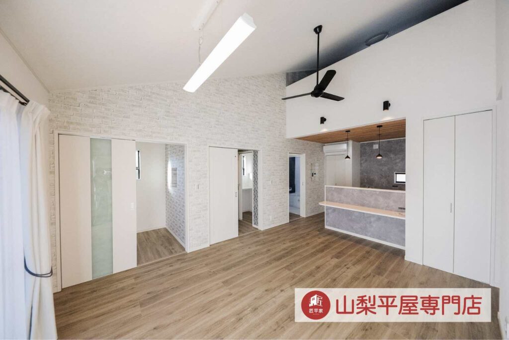 白系の室内ドアを採用した山梨平屋住宅の施工事例